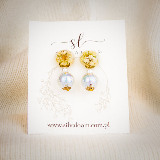 Ball earrings with bright dried flowers and an opalescent pearl – surgical steel | Silvaloom