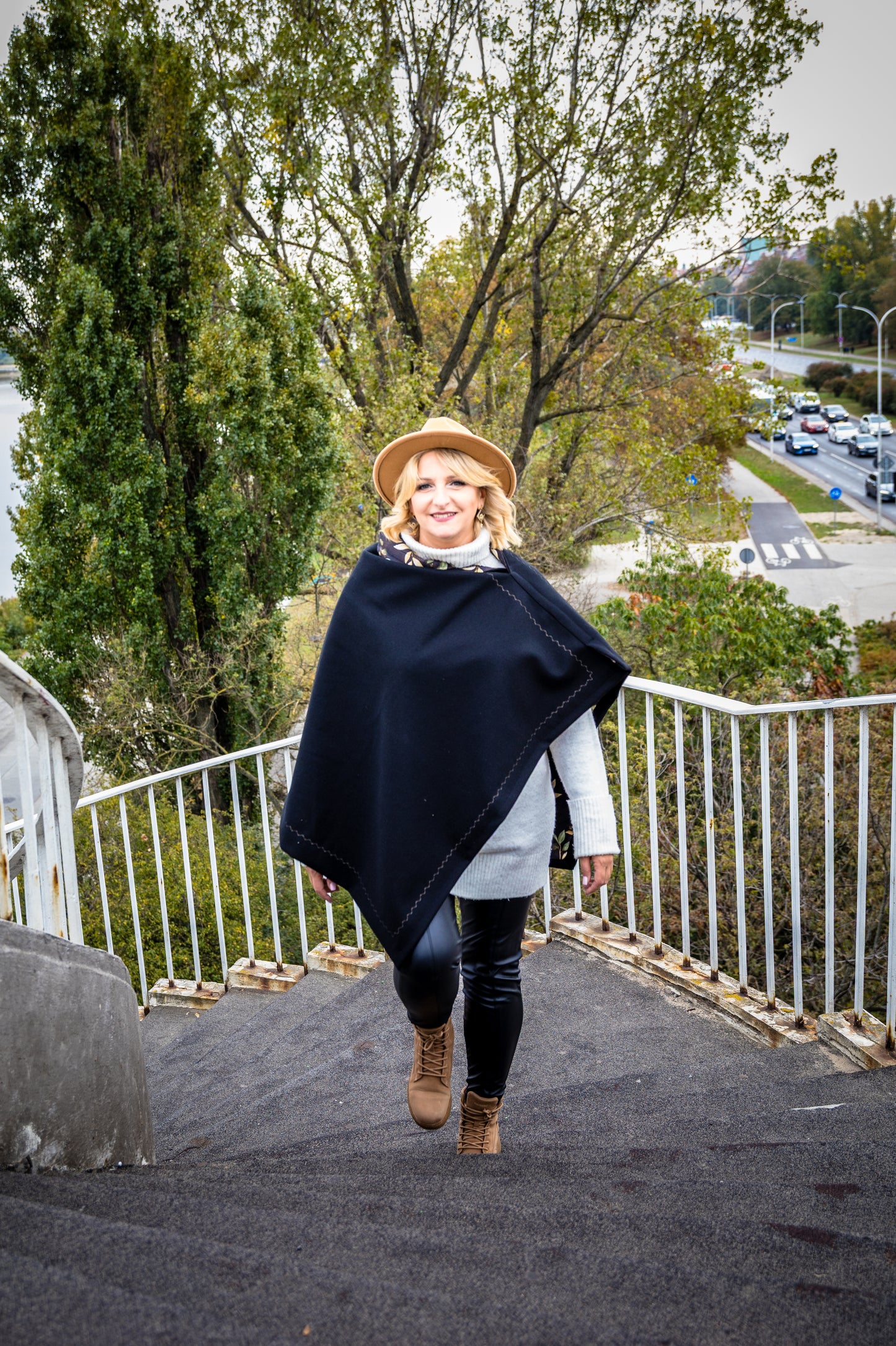 Dryad Poncho in Black
