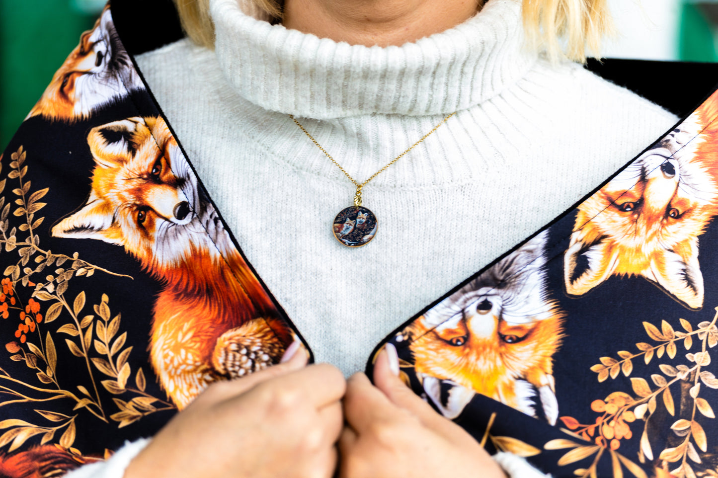 Naszyjnik okrągły z lisami – stal chirurgiczna, złoty odcień | Silvaloom