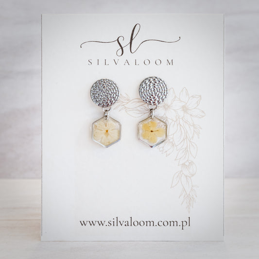 Kolczyki „Miodny Heksagon” – kremowy kwiat w żywicy
