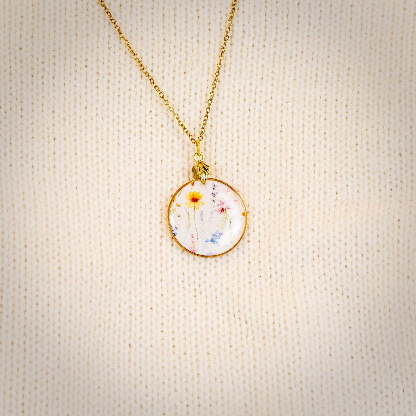 Round necklace with a unique lining pattern – surgical steel, gold tone | Silvaloom