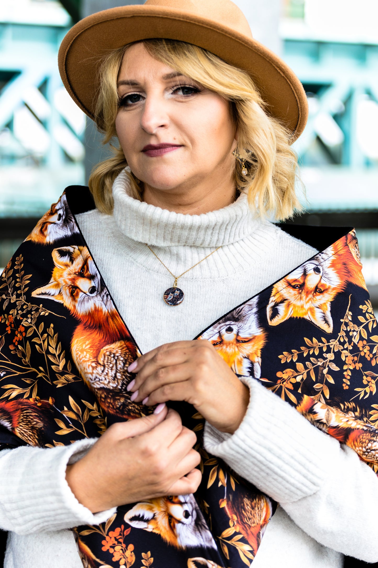 Naszyjnik okrągły z lisami – stal chirurgiczna, złoty odcień | Silvaloom